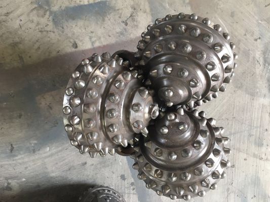 Özelleştirilmiş Tricone Kaya Matkap Uçları Konik Dövme Hava Dolaşımı Rulman Tipi